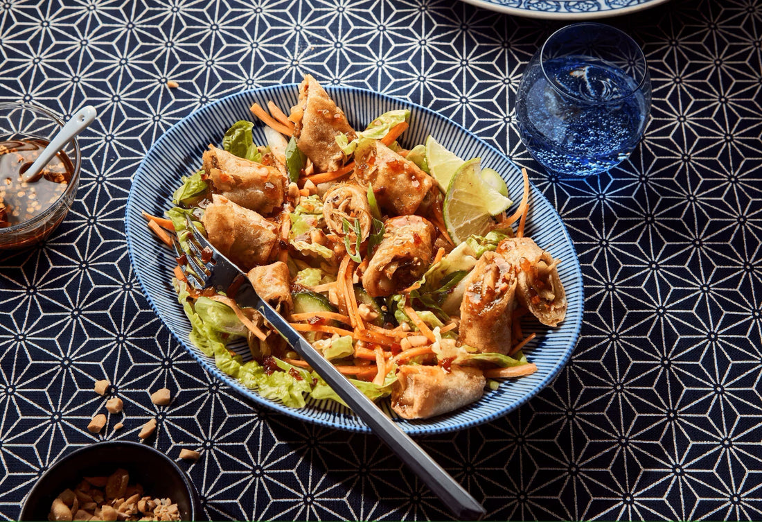 Asia-Salat mit Frühlingsrollen