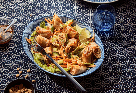 Asia-Salat mit Frühlingsrollen