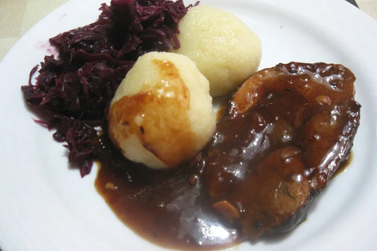 Schweinebraten mit Rotkohl und Knödeln